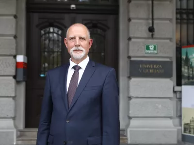 Prof. dr. Irena Mlinarič-Ra&scaron;čan16.04.2025 - Univerza v Ljubljani - Rektorat - 16.4.2025 - Prof. dr. Irena Mlinarič-Ra&scaron;čan in prof. dr. Gregor Majdič bosta podala izjavi za medije pred RektoratomFoto: Luka Cjuha