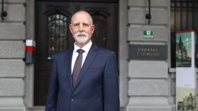 Prof. dr. Irena Mlinarič-Ra&scaron;čan16.04.2025 - Univerza v Ljubljani - Rektorat - 16.4.2025 - Prof. dr. Irena Mlinarič-Ra&scaron;čan in prof. dr. Gregor Majdič bosta podala izjavi za medije pred RektoratomFoto: Luka Cjuha