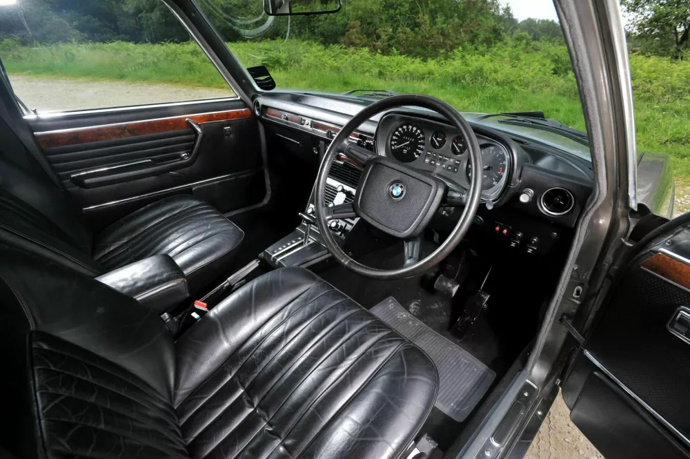 MH85TJ 1975 BMW 3.3L E3 classic German luxury saloon car