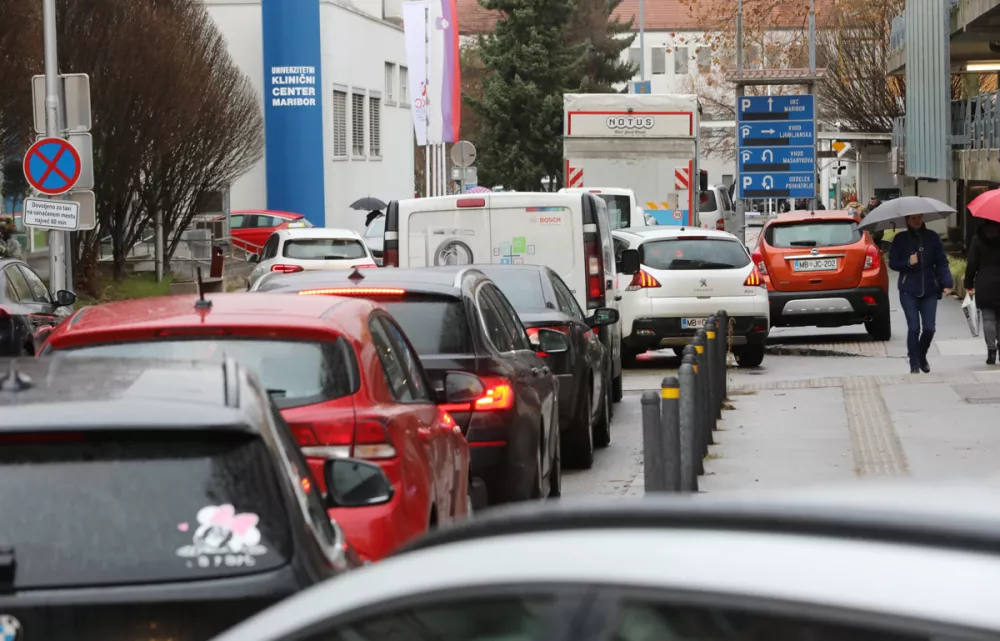 Maribor - Ljubljanska ulica - Ukc Maribor - gneča kolona - avtomobili - parkiranje garažna hi&scaron;a - kolona za vstop v Ukc in garažno hi&scaron;o - - Avtor: Sa&scaron;o Bizjak