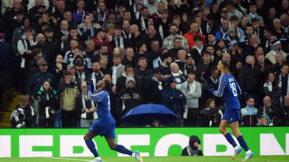 15 April 2025, United Kingdom, Birmingham: Paris Saint-Germain's Nuno Mendes (L) celebrates scoring his side's second goal with teammate Bradley Barcola during the UEFA Champions League quarter-final second leg soccer match between Aston Villa and Paris Saint-Germain at Villa Park. Photo: David Davies/PA Wire/dpa