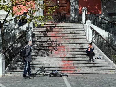 - vandalizem &ndash; pobarvane stopnice v rdečo barvo &ndash; simbiolična fotografija: družinski zakonik - 04.10.2022 &ndash; Franči&scaron;kanska cerkev v Ljubljani - //FOTO: Tomaž Skale