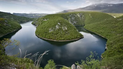 Flusswindung der Vrbas nahe der Ortschaft Dabrac.Engl.: Eastern Europe, Balkans, Bosnia-Herzegovina, Bosnia, near Dabrac, river bend, Vrbas river, nature, water, April 2014,Image: 200092770, License: Rights-managed, Restrictions: (If not specified otherwise, the minimum fee for PRINT usage is 25 Euro, for ONLINE 15 Euro for each laif image.), Model Release: no