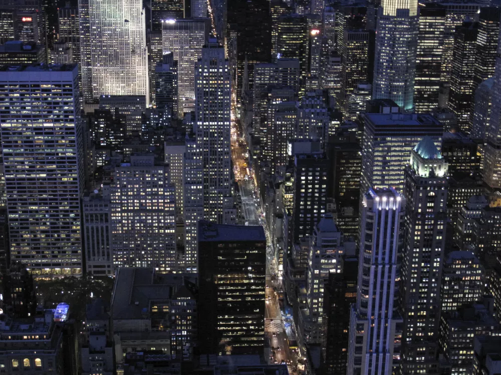 - Združene države Amerike ZDA 2008 - New York - mestno okrožje Manhattan - pogled iz Empire State Buildinga, noč, luči  - panoramski posnetek   //FOTO: Jaka Gasar