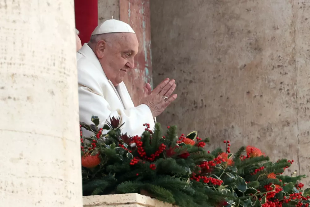25 December 2024, Vatican: Pope Francis from the central loggia imparts the solemn blessing Urbi et Orbi to the faithful and pilgrims gathered in St. Peter's Square on the occasion of Christmas and the opening of the Holy Door for the Jubilee 2025. Photo: Marco Iacobucci / Ipa-Agency.Net/LiveMedia/IPA/dpa