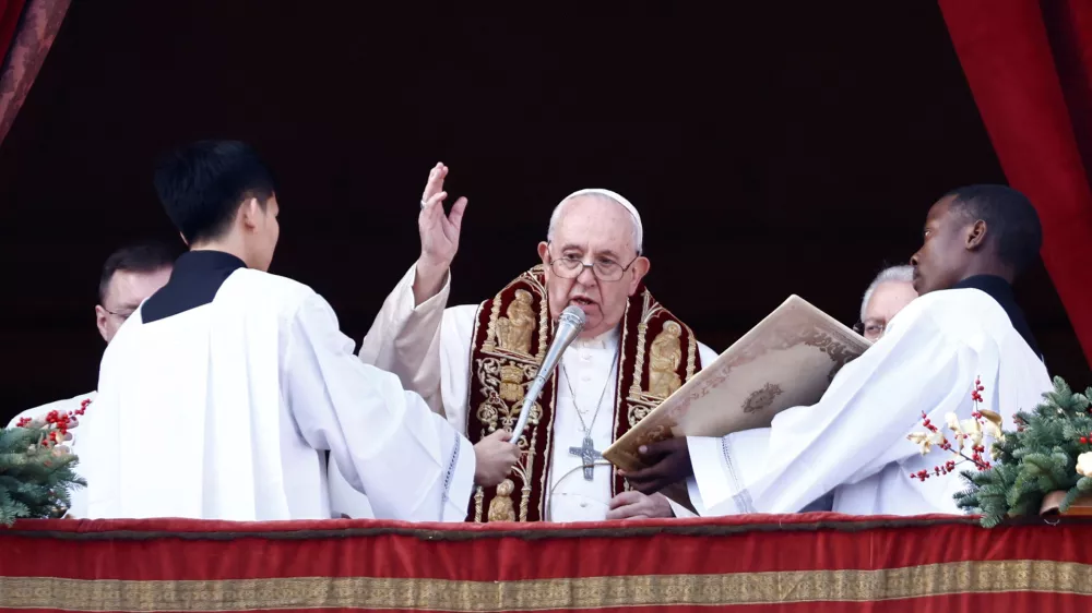Pope Francis delivers his traditional Christmas Day Urbi et Orbi message to the city and the world from the main balcony of St. Peter's Basilica at the Vatican, December 25, 2022. REUTERS/Yara Nardi