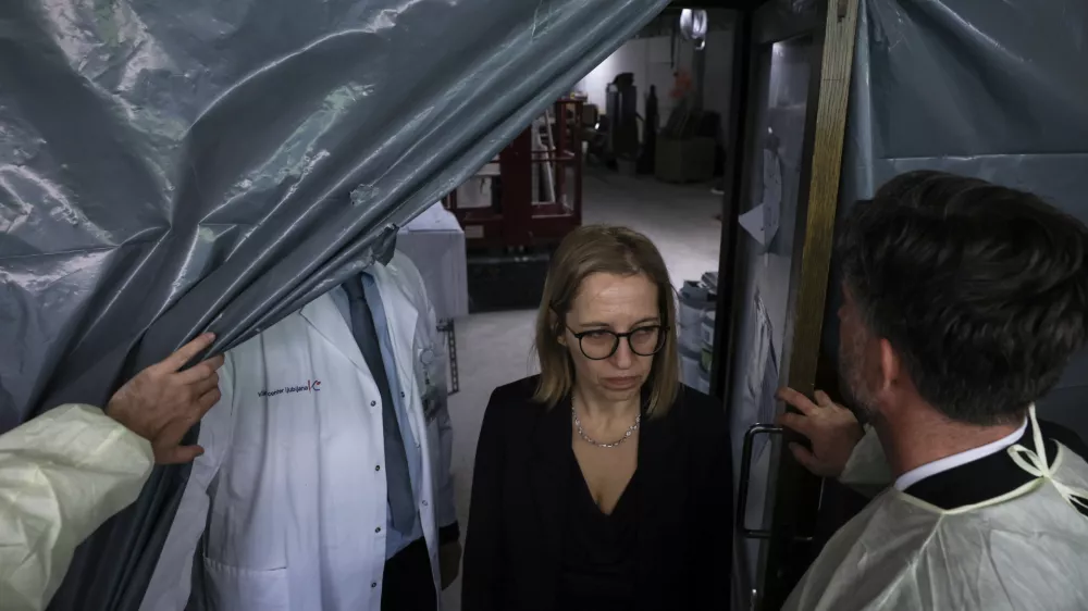 Ministrica za zdravje Valentina Prevolnik Rupel (na fotografiji ob obisku UKC Ljubljana) odgovore o pravi poti za slovensko zdravstvo i&scaron;če tudi čez mejo. Podobno so ravnali nekateri njeni predhodniki. Foto: Jaka Gasar