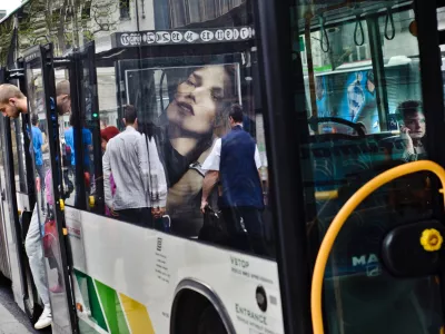 - LPP - Ljubljanski potni&scaron;ki promet ﻿- komunikacija,ljudje,potniki,avtobusi mestnega potni&scaron;kega prometa,LPP,MPP//FOTO: Tomaž Zajel&scaron;nikOPOMBA: ZA OBJAVO V PRILOGI - DNEVNIKOV OBJEKTIV - REPORTAŽA 2013    //FOTO: Tomaž Zajel&scaron;nik