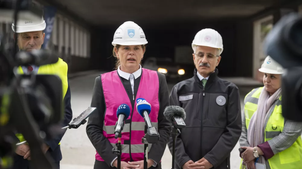 Karavanke.Delovni obisk turskega ministra za promet in infrastrukturo Abdulkadirja Uralogluja.Izjava za javnost ministrice za infrastrukturo Alenke Bratusek.