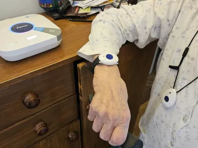 Če avtomatske prevedbe uporabnikov e-oskrbe ne bo, jo bodo morali s 1. julijem prehodno ali plačevati sami po tržni ceni, ki je zdaj 37 evrov na mesec, ali pa bodo ostali prepu&scaron;čeni sami sebi. Foto: Veronika Rupnik Ženko