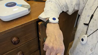 Če avtomatske prevedbe uporabnikov e-oskrbe ne bo, jo bodo morali s 1. julijem prehodno ali plačevati sami po tržni ceni, ki je zdaj 37 evrov na mesec, ali pa bodo ostali prepu&scaron;čeni sami sebi. Foto: Veronika Rupnik Ženko