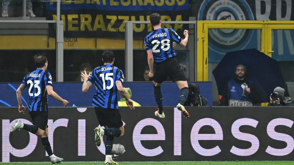 16 April 2025, Italy, Milan: Inter Milan's Benjamin Pavard (R) celebrates scoring his side's second goal with teammates during the UEFA Champions League quarter-final second leg soccer match between Inter Milan and Bayern Munich at the Stadio Giuseppe Meazza. Photo: Sven Hoppe/dpa
