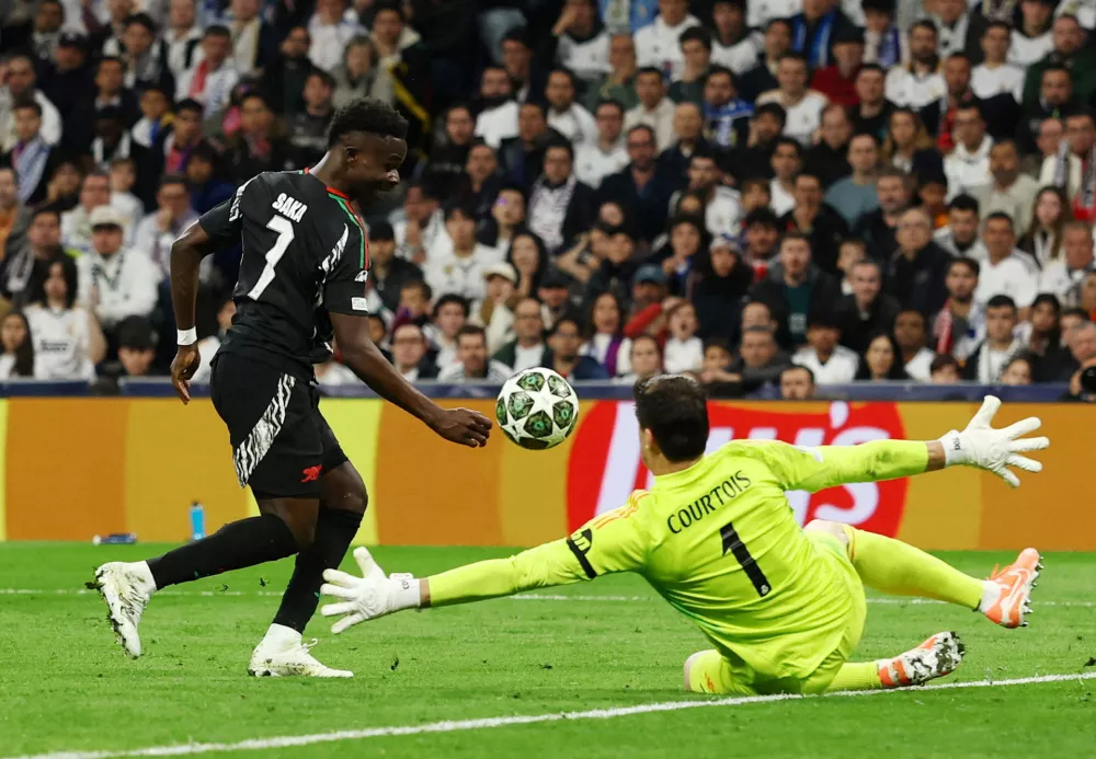 Soccer Football - Champions League - Quarter Final - Second Leg - Real Madrid v Arsenal - Santiago Bernabeu, Madrid, Spain - April 16, 2025 Arsenal's Bukayo Saka scores their first goal Action Images via Reuters/Lee Smith   TPX IMAGES OF THE DAY