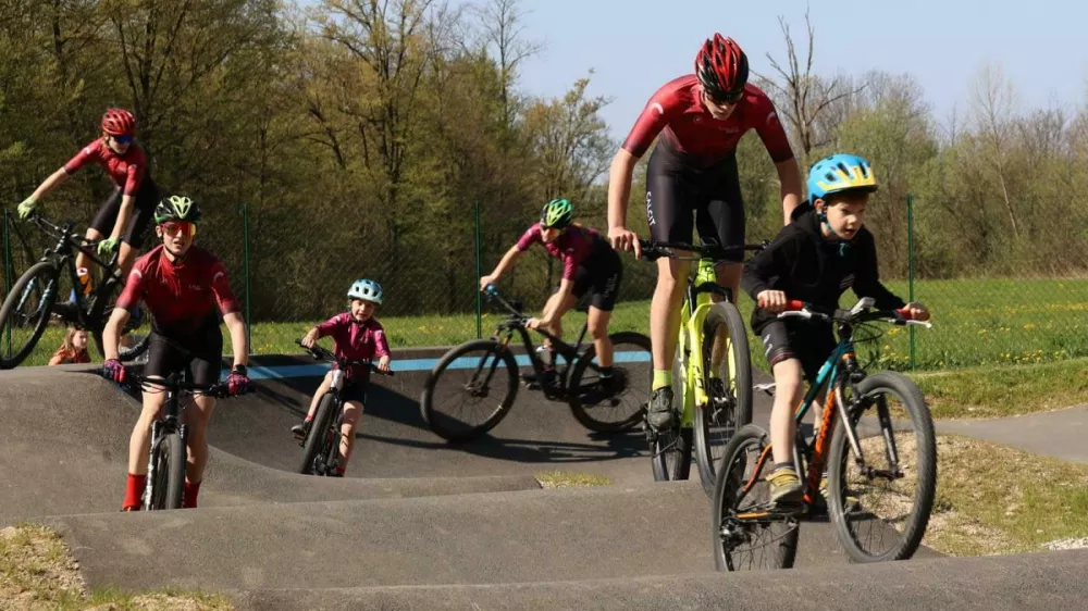 Kamnik je bogatej&scaron;i za nov kolesarski poligon, ki ponuja 200 metrov prog in je namenjen tudi najmlaj&scaron;im kolesarjem. Foto: občina Kamnik