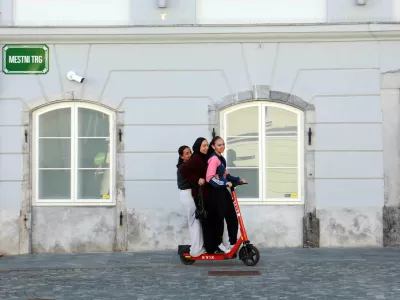 Enoročna vožnja z električnim skirojem poveča tveganje trčenja za kar &scaron;estkrat. Vožnja v skupini ali uporaba mobilnega telefona med vožnjo skoraj potroji tveganje nastanka prometne nesreče. Foto: Tomaž Skale