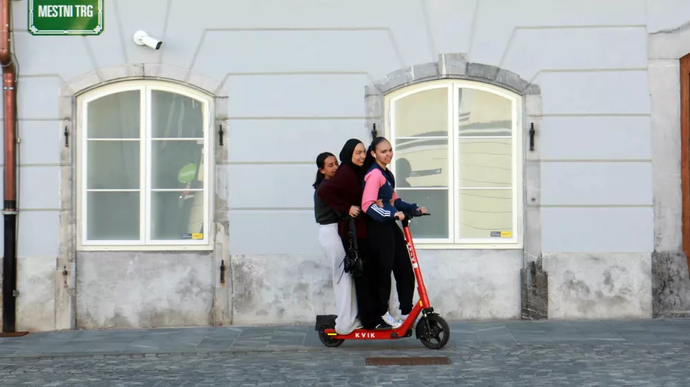 Enoročna vožnja z električnim skirojem poveča tveganje trčenja za kar &scaron;estkrat. Vožnja v skupini ali uporaba mobilnega telefona med vožnjo skoraj potroji tveganje nastanka prometne nesreče. Foto: Tomaž Skale