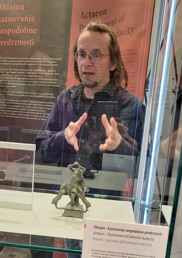 Arheolog Andrej Preložnik in bronasti kipec Aktajona iz Kopra, ki je bil najbrž del okrasja rimskega potovalnega voza. / Foto: Katja Gle&scaron;čič