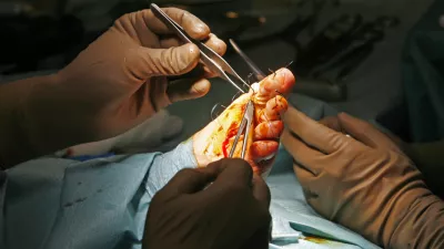 - 23.03.2015 - Ortopedska klinika UKC v Ljubljani - Oddelek za artroskopijo in po&scaron;kodbe pri &scaron;portu - operacija nožnega palca (haluks valgus), - operacijska dvorana - - kirur&scaron;ki operativni poseg - zdravstvo //FOTO: Tomaž Skale