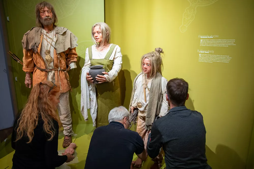 Obiskovalci se bodo lahko z uporabo umetne inteligence spremenili v pripadnike ljudstev, ki jih na razstavi zastopajo lutke &ndash; Romanka, Gotinja, Langobard in slovanska družina.&nbsp;Foto: Mirko Kun&scaron;ič