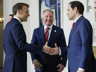 French President Emmanuel Macron, left, welcomes US Special Envoy Steve Witkoff, center, and US Secretary of State Marco Rubio for a meeting at the Elysee Palace in Paris, Thursday April 17, 2025. (Ludovic Marin, Pool Photo via AP)