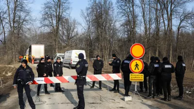 - policisti in varnostniki- 17.02.2023 - gradnja - projekt povezovalni kanal C0 na trasi Brod &ndash; Ježica: nadaljevanje del, kjer je bila gradnja od aprila 2020 zaradi onemogočanja dostopa do gradbi&scaron;ča in tudi fizičnega oviranja izvajalca s strani lastnikov sosednjih zemlji&scaron;č na tem območju večkrat prekinjena in nato zaustavljena //FOTO: Bojan Velikonja