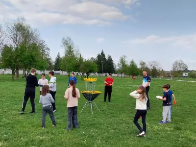 Mladi, stari od osem do osemnajst let, se lahko vsako sredo ob 17. uri pridružijo vadbi disk golfa. Foto: Vesna Levičnik