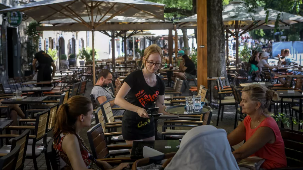 - 29.07.2022 &ndash; simbolična fotografija - &scaron;tudentsko delo &ndash; &scaron;tudenti in dijaki - začasno in občasno delo dijakov in &scaron;tudentov  //FOTO: Luka Cjuha
