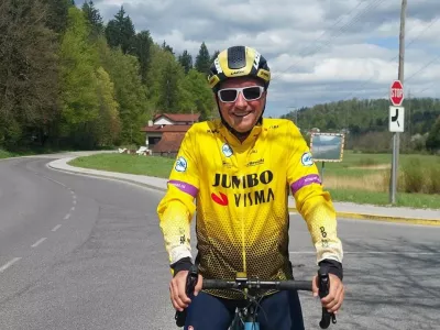 Borut Pahor je zaprosil Primoža Rogliča za opremo njegovega novega kluba. Eden od tečnih spremljevalcev njegovega Instagram profila je komentiral, naj gre v trgovino in si jo kupi kot vsak normalen občan.  