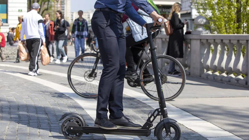 - električni skiro - - 17.04.2019 &ndash; električni skiroji v Ljubljani - //FOTO: Matjaž Ru&scaron;t