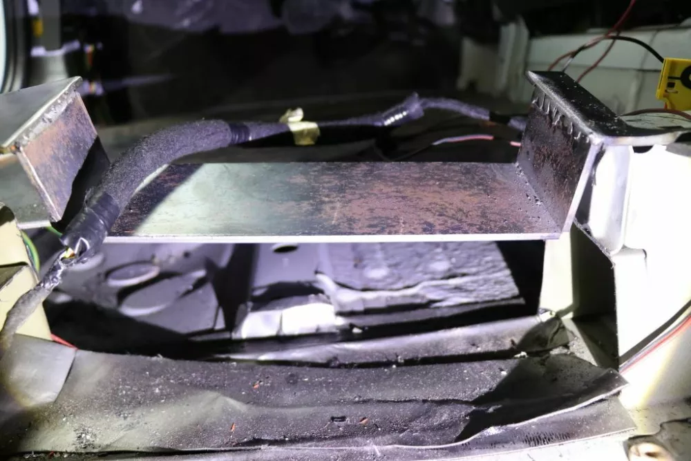 Prirejen prostor za prevoz drog v avtu. 