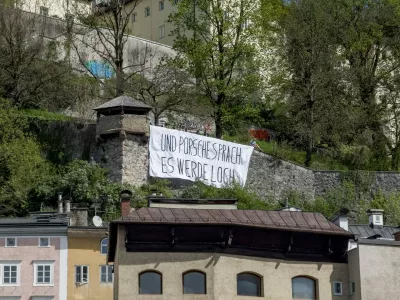 16 April 2025, Austria, Salzburg: A banner reading "And Porsche said let there be a hole" is displayed on the Kapuzinerberg in Salzburg, where activists stage a protest against the planned construction of a private access tunnel. The project, intended to connect a villa purchased in 2020 by Porsche Supervisory Board Chairman Wolfgang Porsche, has sparked public opposition. Photo: Unbekannt/PRIVATTUNNELSTOPPEN/APA/dpa - ACHTUNG: Nur zur redaktionellen Verwendung im Zusammenhang mit der aktuellen Berichterstattung und nur mit vollst&auml;ndiger Nennung des vorstehenden Credits