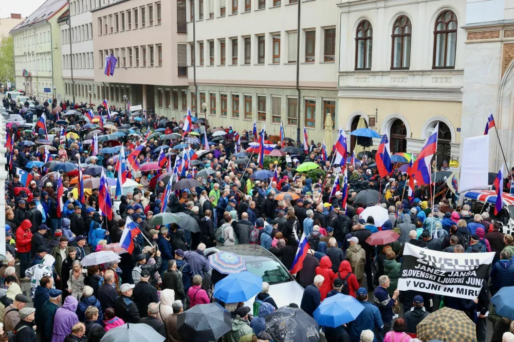 Množica pred celjskim sodi&scaron;čem. Foto: Jaka Gasar