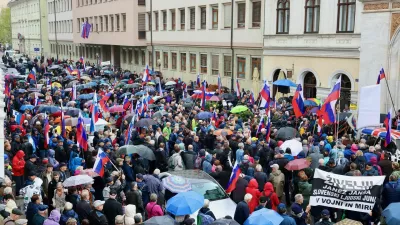 Množica pred celjskim sodi&scaron;čem. Foto: Jaka Gasar