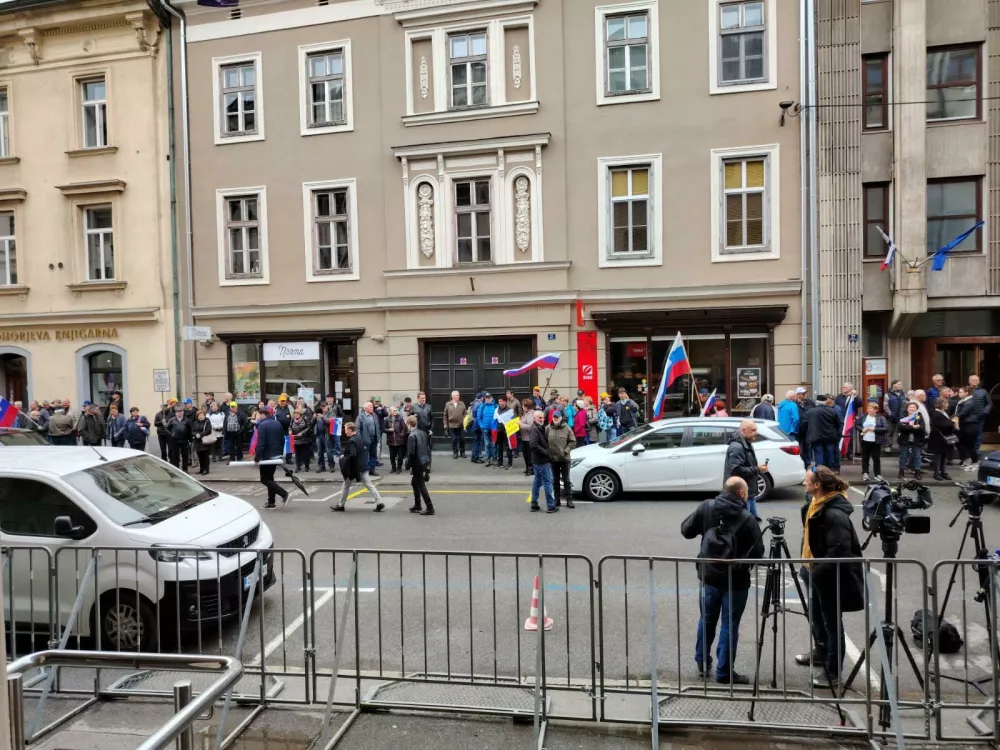 Protestniki pred celjskim sodi&scaron;čem. Foto: Mojca Marot