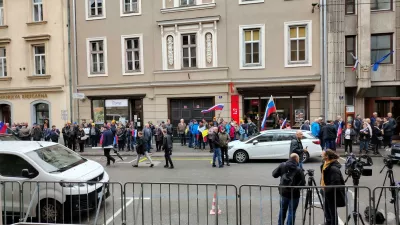 Protestniki pred celjskim sodi&scaron;čem. Foto: Mojca Marot