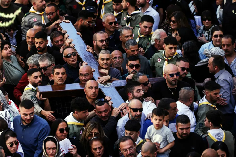 Worshippers carry a wooden cross during the Christian Good Friday procession in Jerusalem's Old City, April 18, 2025. REUTERS/Jamal Awad