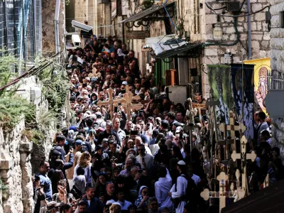 Worshippers carry crosses during the Christian Good Friday procession in Jerusalem's Old City, April 18, 2025. REUTERS/Jamal Awad