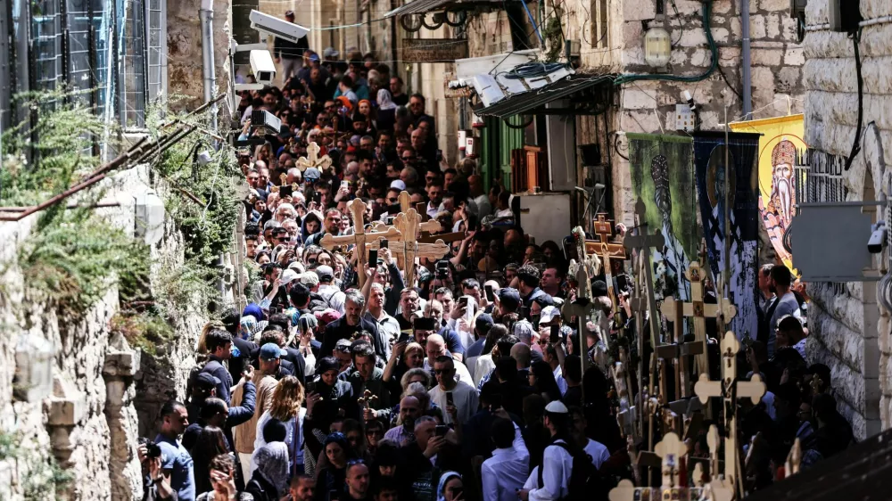 Worshippers carry crosses during the Christian Good Friday procession in Jerusalem's Old City, April 18, 2025. REUTERS/Jamal Awad