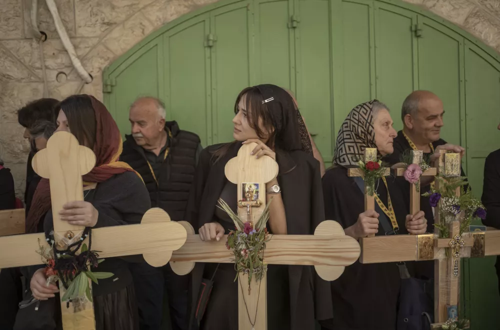 18 April 2025, Palestinian Territories, Jerusalem: Christian pilgrims attend the Good Friday procession during the Holy Week. Photo: ILIA YEFIMOVICH/dpa