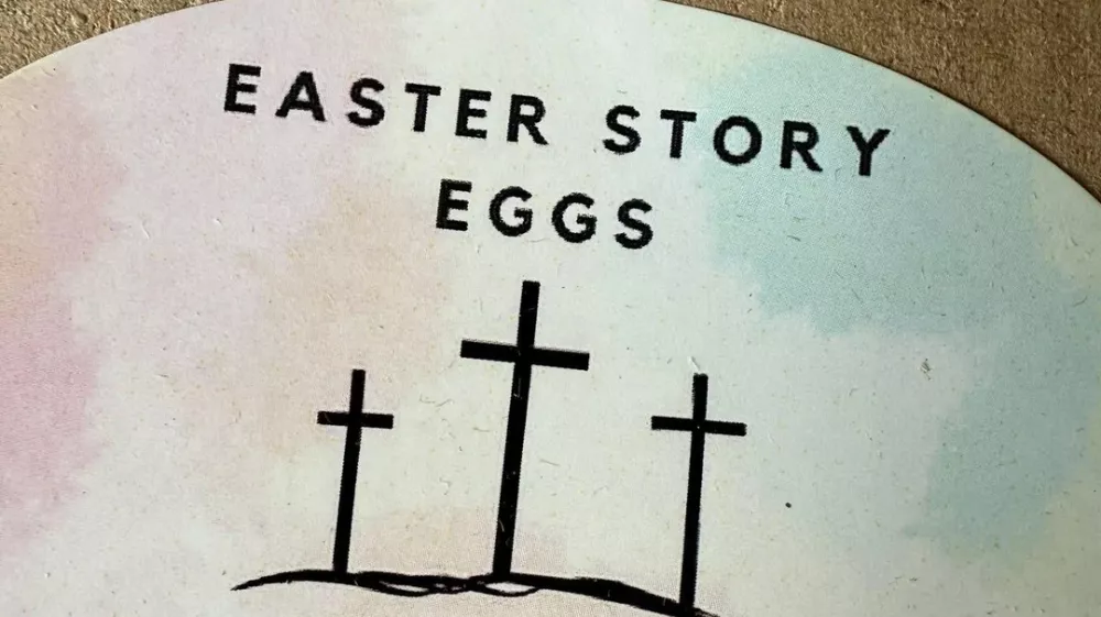 Nalepka na velikonočnih jajcih z žeblji