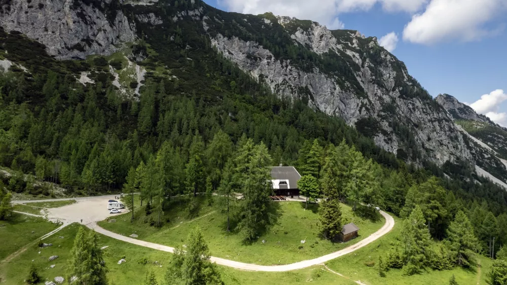 Erjavčeva koča pod prelazom Vr&scaron;ič