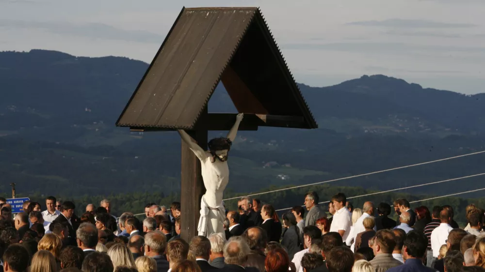 - ilustrativna fotografija - Jezus Kristus na križu- Sevnica - pogreb - slovo od tragično preminulega poslanca SLS in župana Sevnice Kristjana Janca na pokopali&scaron;ču Studenec //FOTO: Bojan VelikonjaOPOMBA: ZA OBJAVO V ČASOPISU DNEVNIK
