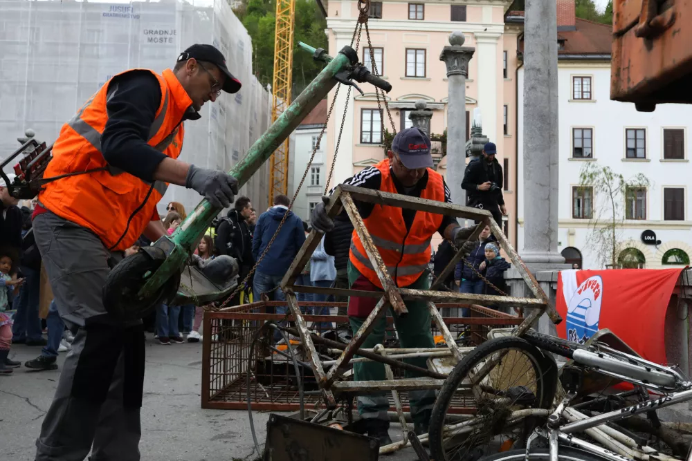 19.04.2025. Tradicionalno či&scaron;čenje Ljubljanice. Foto: Bojan Velikonja 