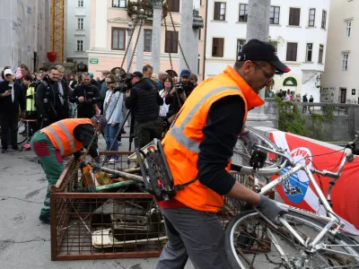 19.04.2025. Tradicionalno či&scaron;čenje Ljubljanice. Foto: Bojan Velikonja 