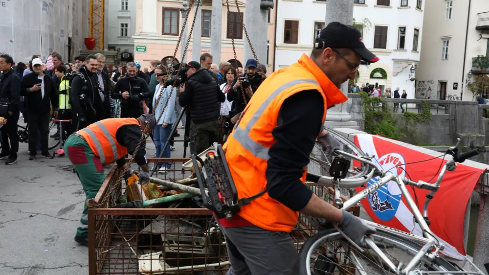 19.04.2025. Tradicionalno či&scaron;čenje Ljubljanice. Foto: Bojan Velikonja 