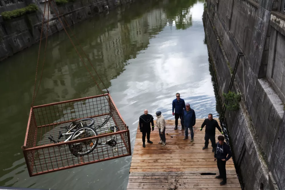 19.04.2025. Tradicionalno či&scaron;čenje Ljubljanice. Foto: Bojan Velikonja 