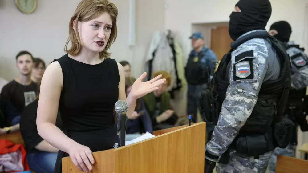 Activist Darya Kozyreva, who is charged with repeatedly discrediting the Russian armed forces in the course of Russia-Ukraine military conflict, delivers a speech during a court hearing in Saint Petersburg, Russia, April 18, 2025. REUTERS/Anastasia Barashkova