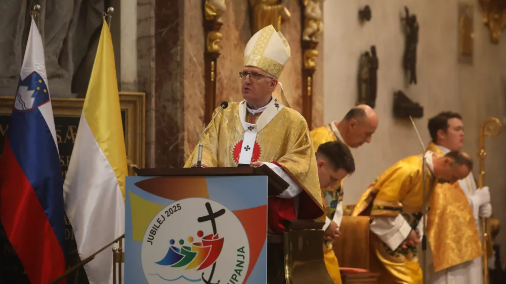 20.04.2025. Vstajenjska ma&scaron;a v cerkvi Sv. Nikolaja v Ljubljani, ki jo je vodil nad&scaron;kof Stanislav Zore. Foto: Bojan Velikonja