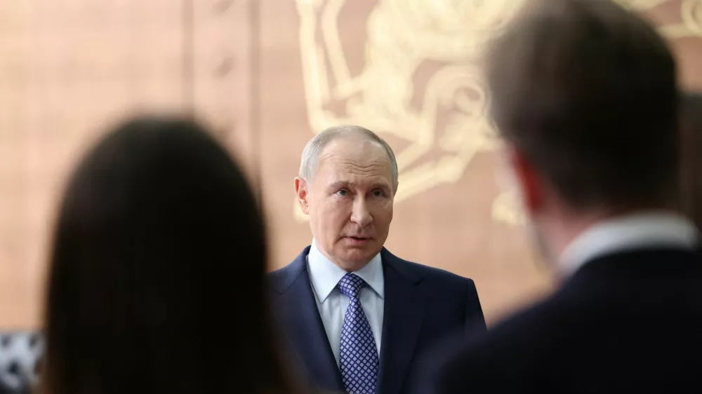 Russia's President Vladimir Putin speaks with journalists during a meeting in Moscow, Russia, April 21, 2025. Sputnik/Vyacheslav Prokofyev/Pool via REUTERS ATTENTION EDITORS - THIS IMAGE WAS PROVIDED BY A THIRD PARTY.