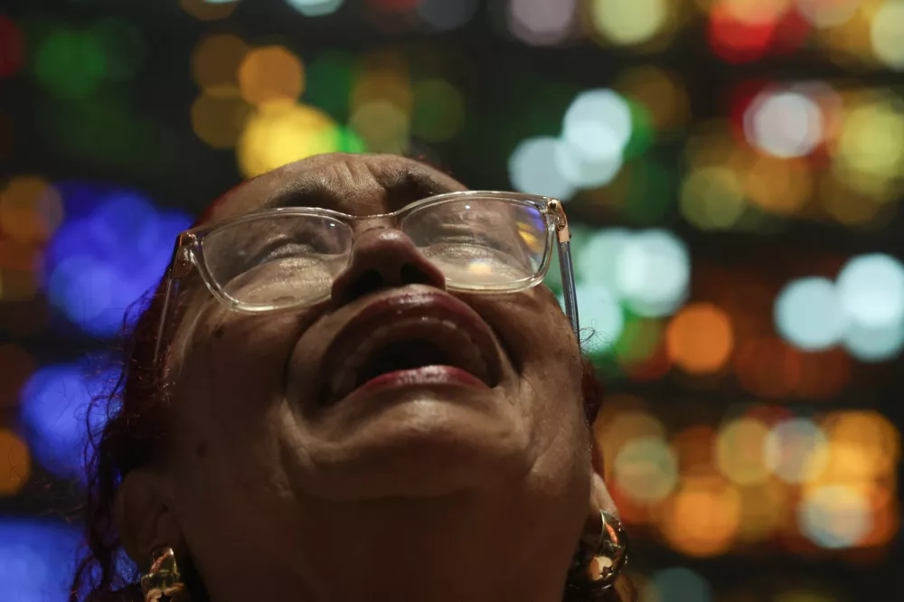 A faithful reacts during a Holy Mass in memory of Pope Francis at the Sao Sebastiao Cathedral, following the death of the pontiff, in Rio de Janeiro, Brazil, April 21, 2025. REUTERS/Ricardo Moraes / Foto: Ricardo Moraes